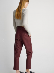 Μπορντώ ψηλόμεσο faux-leather παντελόνι με μπάσκα στην μέση. μπροστινές πιέτες, πλαϊνές τσέπες και αποσπώμενη υφασμάτινη ζώνη Attrattivo
