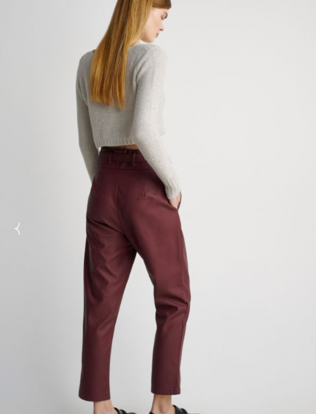 Μπορντώ ψηλόμεσο faux-leather παντελόνι με μπάσκα στην μέση. μπροστινές πιέτες, πλαϊνές τσέπες και αποσπώμενη υφασμάτινη ζώνη Attrattivo
