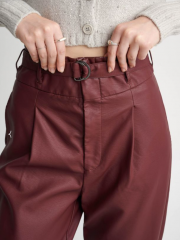 Μπορντώ ψηλόμεσο faux-leather παντελόνι με μπάσκα στην μέση. μπροστινές πιέτες, πλαϊνές τσέπες και αποσπώμενη υφασμάτινη ζώνη Attrattivo