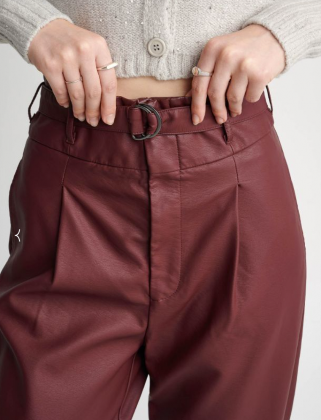 Μπορντώ ψηλόμεσο faux-leather παντελόνι με μπάσκα στην μέση. μπροστινές πιέτες, πλαϊνές τσέπες και αποσπώμενη υφασμάτινη ζώνη Attrattivo
