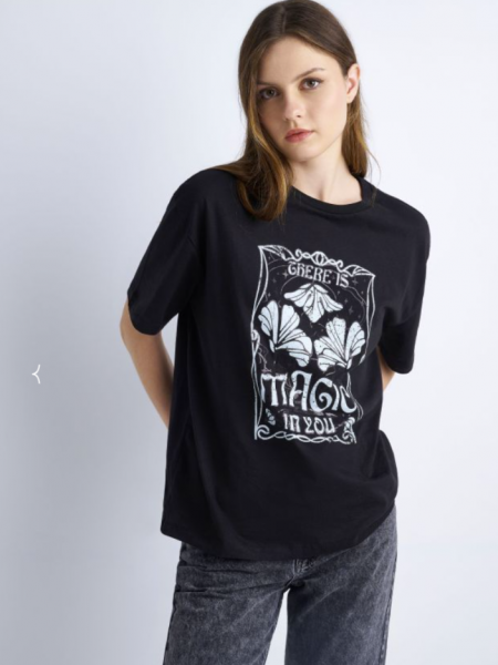 Μαύρο βαμβακερό κοντομάνικο t-shirt με κλειστή στρογγυλή λαιμόκοψη, σε ίσια γραμμή και ιδιαίτερο τύπωμα "there is magic in you" Attrattivo