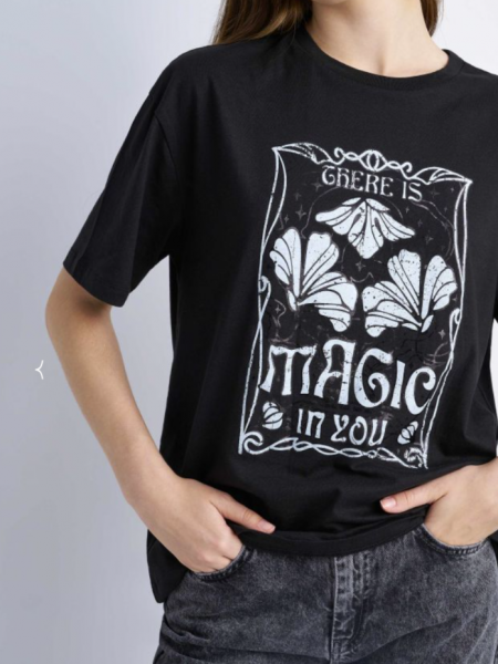 Μαύρο βαμβακερό κοντομάνικο t-shirt με κλειστή στρογγυλή λαιμόκοψη, σε ίσια γραμμή και ιδιαίτερο τύπωμα "there is magic in you" Attrattivo