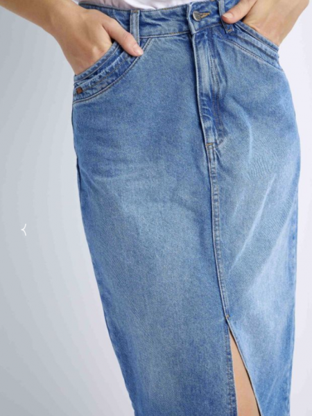 Blue jean ψηλόμεση midi φούστα σε ίσια γραμμή, με μπροστινό σκίσιμο, τσέπες με ταμπά γαζιά Attrattivo 