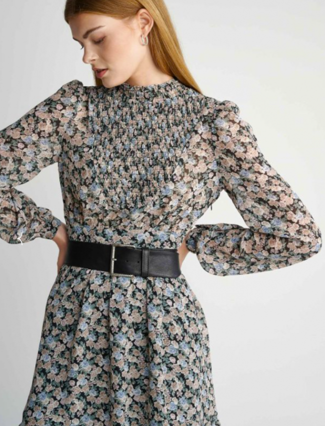Floral printed ροζ μακρυμάνικο κοντό φόρεμα σε κλος γραμμή, με σούρες με σφηκοφωλιά μπροστά, όρθιο λαιμό, λάστιχο πίσω στην μέση και φαρδιά μανίκια Attrattivo