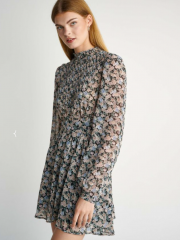Floral printed ροζ μακρυμάνικο κοντό φόρεμα σε κλος γραμμή, με σούρες με σφηκοφωλιά μπροστά, όρθιο λαιμό, λάστιχο πίσω στην μέση και φαρδιά μανίκια Attrattivo
