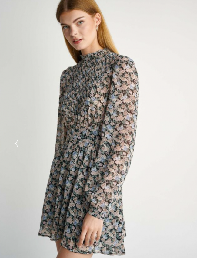 Floral printed ροζ μακρυμάνικο κοντό φόρεμα σε κλος γραμμή, με σούρες με σφηκοφωλιά μπροστά, όρθιο λαιμό, λάστιχο πίσω στην μέση και φαρδιά μανίκια Attrattivo