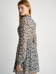 Floral printed ροζ μακρυμάνικο κοντό φόρεμα σε κλος γραμμή, με σούρες με σφηκοφωλιά μπροστά, όρθιο λαιμό, λάστιχο πίσω στην μέση και φαρδιά μανίκια Attrattivo