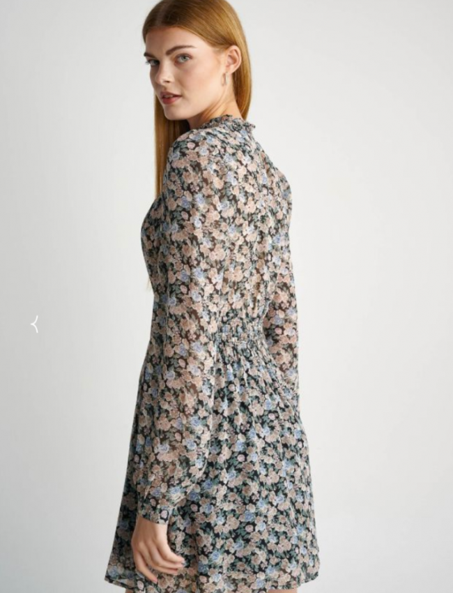 Floral printed ροζ μακρυμάνικο κοντό φόρεμα σε κλος γραμμή, με σούρες με σφηκοφωλιά μπροστά, όρθιο λαιμό, λάστιχο πίσω στην μέση και φαρδιά μανίκια Attrattivo
