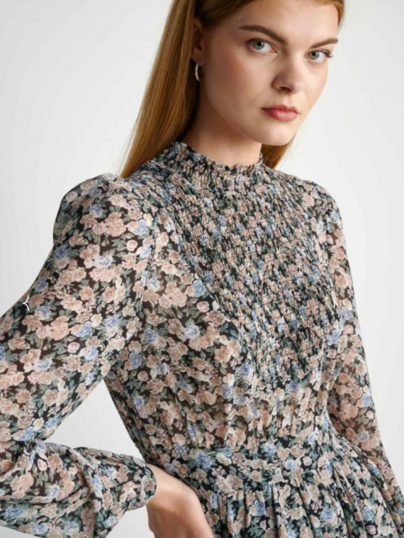 Floral printed ροζ μακρυμάνικο κοντό φόρεμα σε κλος γραμμή, με σούρες με σφηκοφωλιά μπροστά, όρθιο λαιμό, λάστιχο πίσω στην μέση και φαρδιά μανίκια Attrattivo