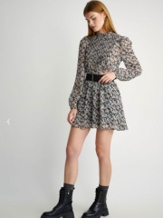 Floral printed ροζ μακρυμάνικο κοντό φόρεμα σε κλος γραμμή, με σούρες με σφηκοφωλιά μπροστά, όρθιο λαιμό, λάστιχο πίσω στην μέση και φαρδιά μανίκια Attrattivo