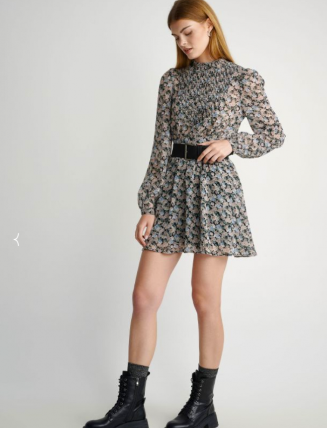 Floral printed ροζ μακρυμάνικο κοντό φόρεμα σε κλος γραμμή, με σούρες με σφηκοφωλιά μπροστά, όρθιο λαιμό, λάστιχο πίσω στην μέση και φαρδιά μανίκια Attrattivo