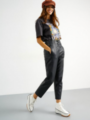 Μαύρο ψηλόμεσο faux leather παντελόνι αστραγάλου με διακοσμητικές ραφές στο πάνω μέρος, πλαϊνές τσέπες και κρυφό κλείσιμο με φερμουάρ Attrattivo
