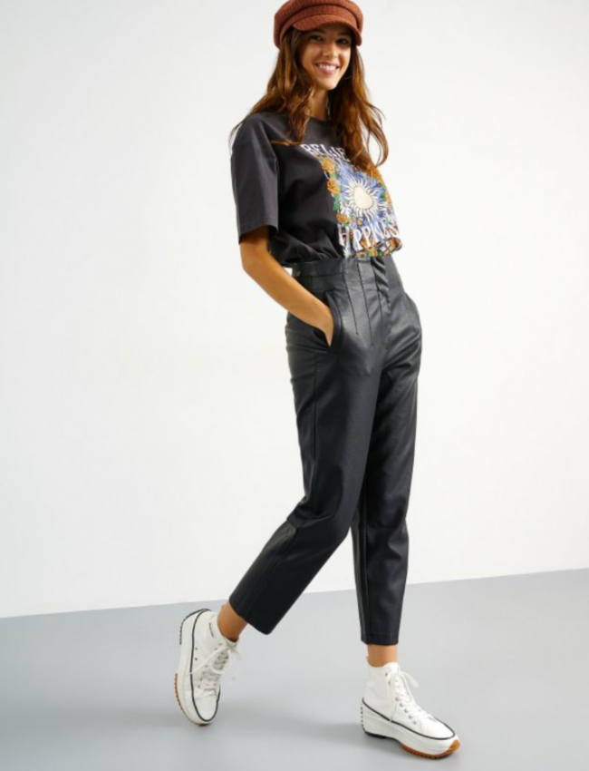 Μαύρο ψηλόμεσο faux leather παντελόνι αστραγάλου με διακοσμητικές ραφές στο πάνω μέρος, πλαϊνές τσέπες και κρυφό κλείσιμο με φερμουάρ Attrattivo
