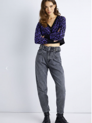 Γκρι ψηλόμεσο slouchy fit jean παντελόνι με πιέτες μπροστά, διπλό ρυθμιζόμενο ζωνάκι στην μέση και ρεβέρ στο τελείωμα Attrattivo