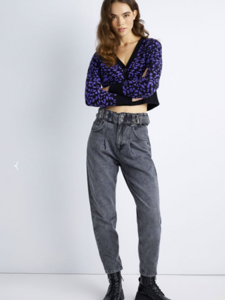 Γκρι ψηλόμεσο slouchy fit jean παντελόνι με πιέτες μπροστά, διπλό ρυθμιζόμενο ζωνάκι στην μέση και ρεβέρ στο τελείωμα Attrattivo