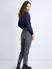 Γκρι ψηλόμεσο slouchy fit jean παντελόνι με πιέτες μπροστά, διπλό ρυθμιζόμενο ζωνάκι στην μέση και ρεβέρ στο τελείωμα Attrattivo