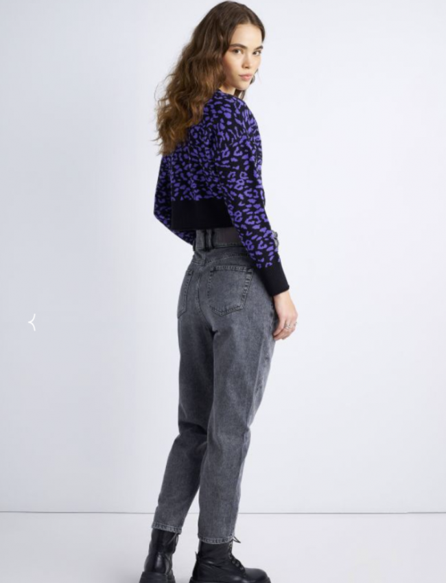 Γκρι ψηλόμεσο slouchy fit jean παντελόνι με πιέτες μπροστά, διπλό ρυθμιζόμενο ζωνάκι στην μέση και ρεβέρ στο τελείωμα Attrattivo