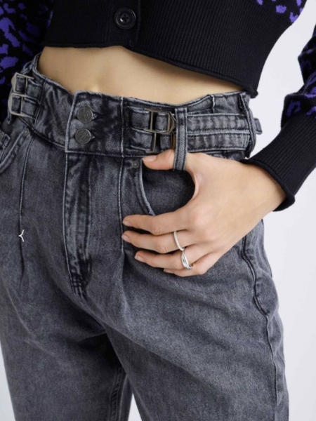 Γκρι ψηλόμεσο slouchy fit jean παντελόνι με πιέτες μπροστά, διπλό ρυθμιζόμενο ζωνάκι στην μέση και ρεβέρ στο τελείωμα Attrattivo