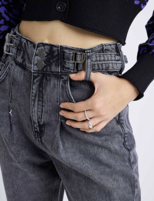 Γκρι ψηλόμεσο slouchy fit jean παντελόνι με πιέτες μπροστά, διπλό ρυθμιζόμενο ζωνάκι στην μέση και ρεβέρ στο τελείωμα Attrattivo