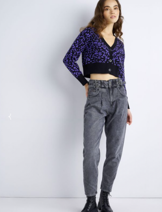 Γκρι ψηλόμεσο slouchy fit jean παντελόνι με πιέτες μπροστά, διπλό ρυθμιζόμενο ζωνάκι στην μέση και ρεβέρ στο τελείωμα Attrattivo