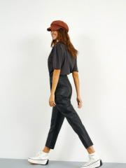 Μαύρο ψηλόμεσο faux leather παντελόνι αστραγάλου με διακοσμητικές ραφές στο πάνω μέρος, πλαϊνές τσέπες και κρυφό κλείσιμο με φερμουάρ Attrattivo