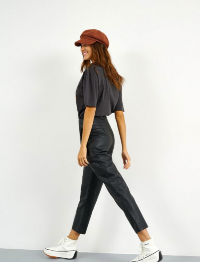 Μαύρο ψηλόμεσο faux leather παντελόνι αστραγάλου με διακοσμητικές ραφές στο πάνω μέρος, πλαϊνές τσέπες και κρυφό κλείσιμο με φερμουάρ Attrattivo