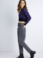 Γκρι ψηλόμεσο slouchy fit jean παντελόνι με πιέτες μπροστά, διπλό ρυθμιζόμενο ζωνάκι στην μέση και ρεβέρ στο τελείωμα Attrattivo