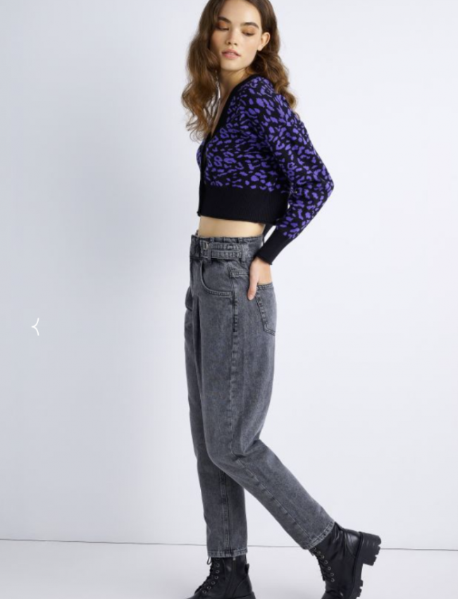 Γκρι ψηλόμεσο slouchy fit jean παντελόνι με πιέτες μπροστά, διπλό ρυθμιζόμενο ζωνάκι στην μέση και ρεβέρ στο τελείωμα Attrattivo