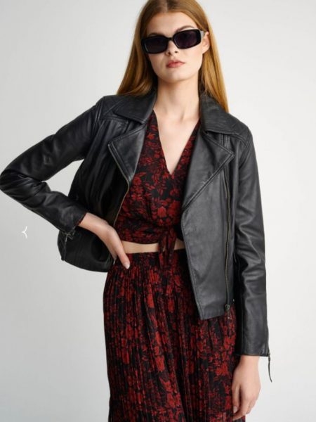 Μαύρο real leather biker style jacket με ελαφρώς πλαϊνό φερμουάρ, μπροστινές τσέπες και εξωτερικά φερμουάρ Attrattivo
