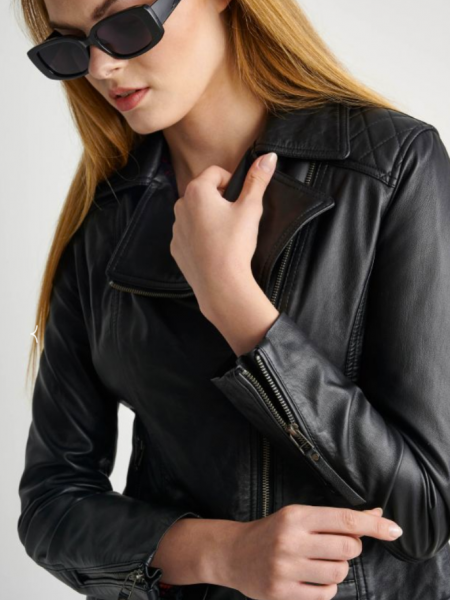 Μαύρο real leather biker style jacket με ελαφρώς πλαϊνό φερμουάρ, μπροστινές τσέπες και εξωτερικά φερμουάρ Attrattivo
