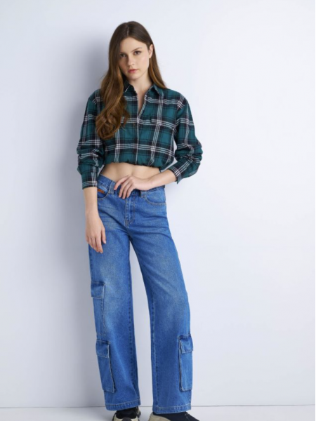 Blue Jean ψηλόμεσο cargo παντελόνα με μαγάλες πλαΪνές τσέπες, σταθερό ύφασμα και χαλαρή γραμμή Attrattivo