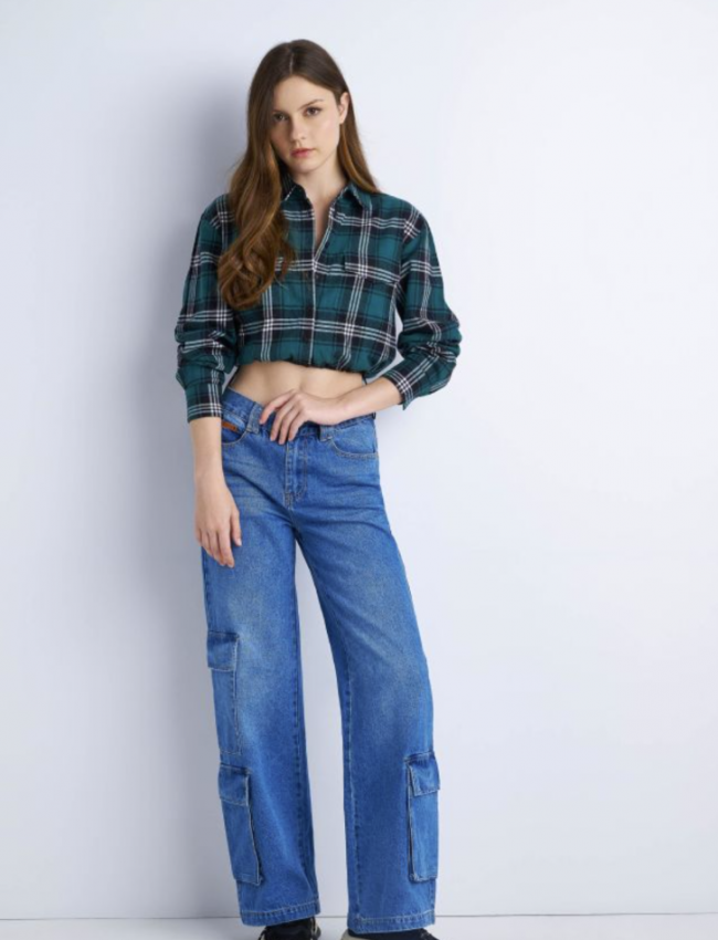 Blue Jean ψηλόμεσο cargo παντελόνα με μαγάλες πλαΪνές τσέπες, σταθερό ύφασμα και χαλαρή γραμμή Attrattivo
