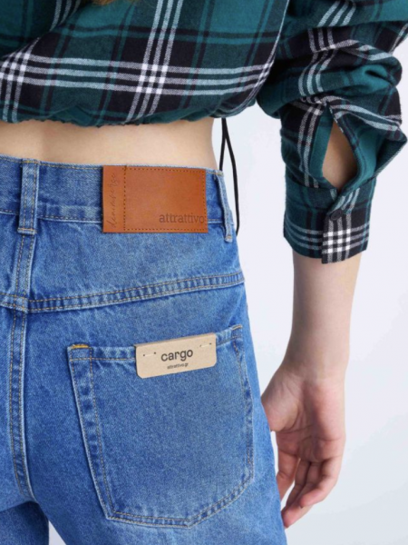 Blue Jean ψηλόμεσο cargo παντελόνα με μαγάλες πλαΪνές τσέπες, σταθερό ύφασμα και χαλαρή γραμμή Attrattivo