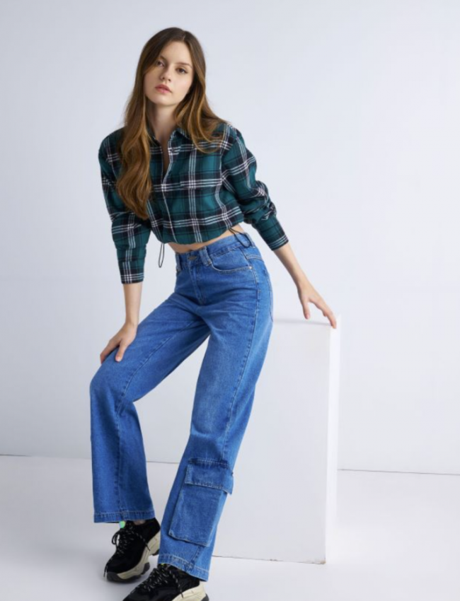 Blue Jean ψηλόμεσο cargo παντελόνα με μαγάλες πλαΪνές τσέπες, σταθερό ύφασμα και χαλαρή γραμμή Attrattivo