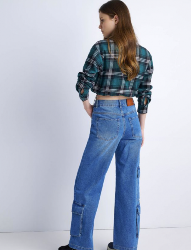 Blue Jean ψηλόμεσο cargo παντελόνα με μαγάλες πλαΪνές τσέπες, σταθερό ύφασμα και χαλαρή γραμμή Attrattivo