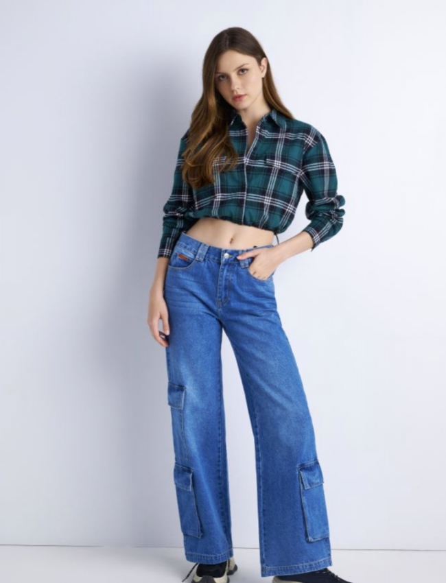 Blue Jean ψηλόμεσο cargo παντελόνα με μαγάλες πλαΪνές τσέπες, σταθερό ύφασμα και χαλαρή γραμμή Attrattivo