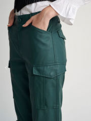 Πράσινο faux leather ψηλόμεσο cargo παντελόνι με μπροστινές τσέπες, διακοσμητικά γαζιά και ρυθμιζόμενο κορδόνι στο τελείωμα attrattivo