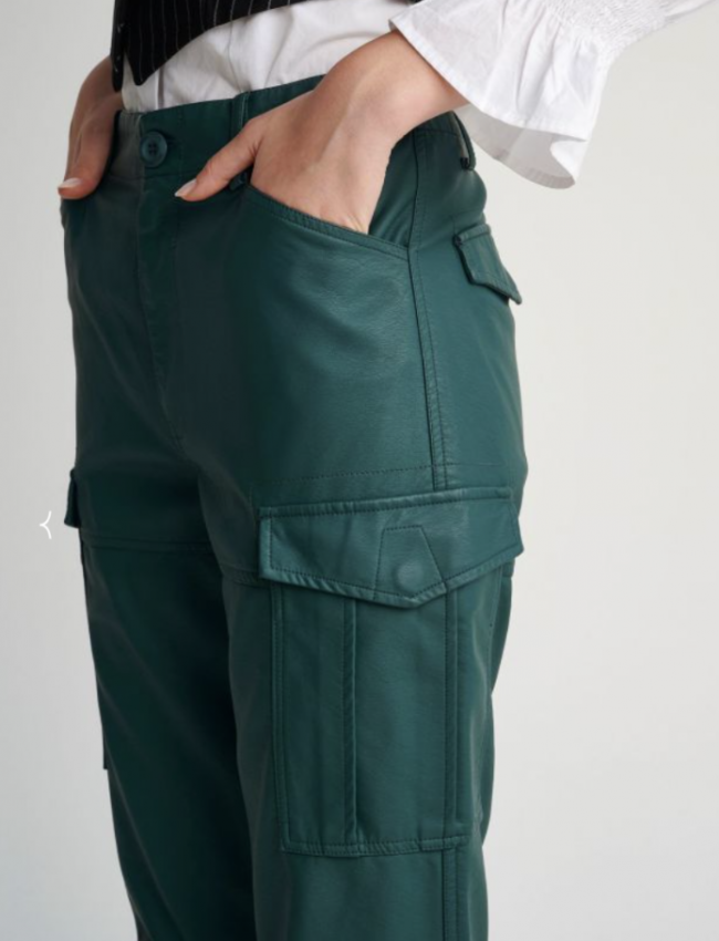Πράσινο faux leather ψηλόμεσο cargo παντελόνι με μπροστινές τσέπες, διακοσμητικά γαζιά και ρυθμιζόμενο κορδόνι στο τελείωμα attrattivo