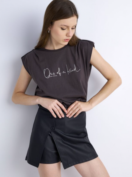 Γκρι μελανζέ βαμβακερό t-shirt σε ίσια γραμμή, με κλειστή στρογγυλή λαιμόκομψη,επωμίδες στους ώμους και τύπωμα "one of a kind" Attrattivo