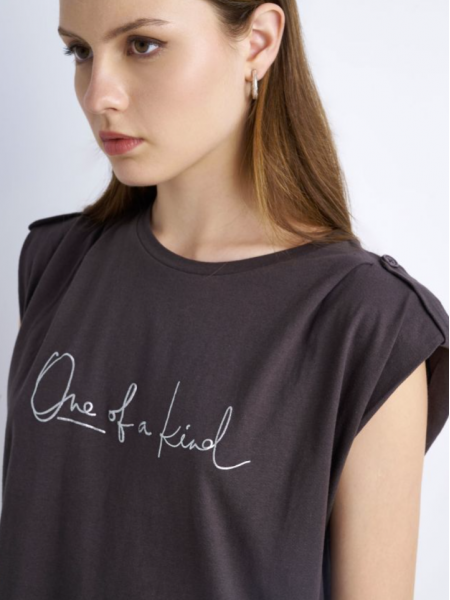 Γκρι μελανζέ βαμβακερό t-shirt σε ίσια γραμμή, με κλειστή στρογγυλή λαιμόκομψη,επωμίδες στους ώμους και τύπωμα "one of a kind" Attrattivo