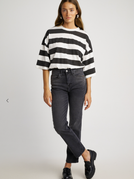 Γκρι ψηλόμεσο regular fit jean παντελόνι με μικρά ξεβάμματα, τετράγωνες τσέπες πίσω και κλείσιμο με φερμουάρ και κουμπί μπροστά Attrattivo
