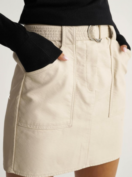 Βανίλια ψηλόμεση faux leather κοντή φούστα σε στενή γραμμή με λάστιχο στην μέση, μεγάλες τετράγωνες τσέπες και αποσπώμενη ζώνη Attrattivo
