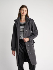 Γκρι μάλλινο oversized παλτό τύπου military σε ίσια γραμμή, με αποσπώμενη κουκούλα στον όρθιο γιακά, μπροστινές τσέπες με κουμπιά και αποσπώμενη υφασμάτινη ζώνη Attrattivo
