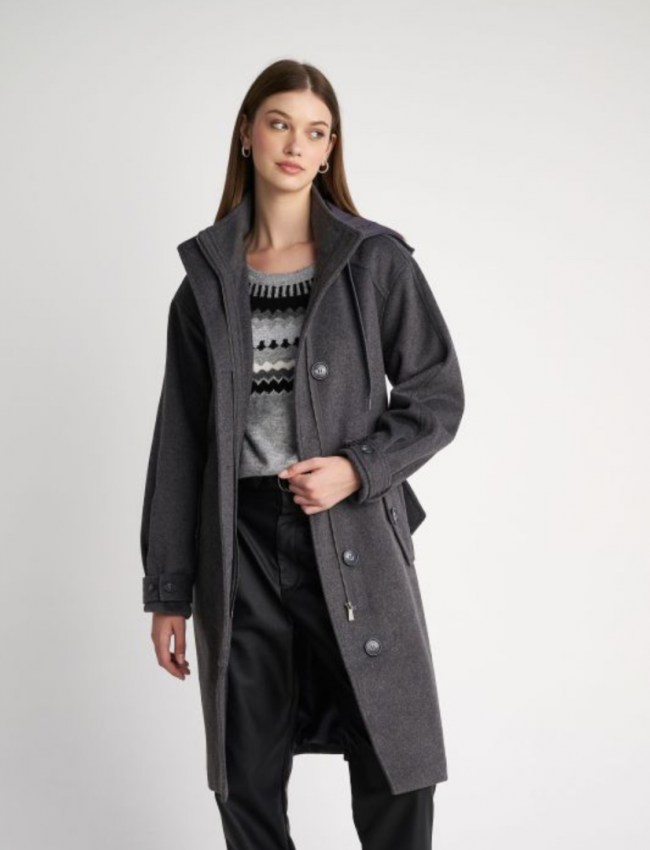 Γκρι μάλλινο oversized παλτό τύπου military σε ίσια γραμμή, με αποσπώμενη κουκούλα στον όρθιο γιακά, μπροστινές τσέπες με κουμπιά και αποσπώμενη υφασμάτινη ζώνη Attrattivo
