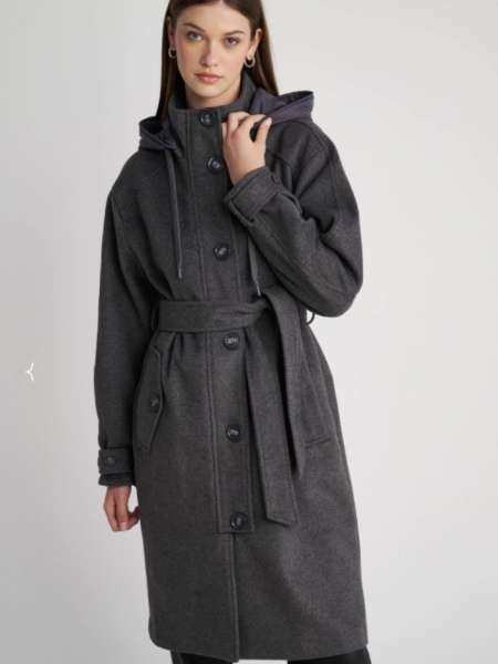 Γκρι μάλλινο oversized παλτό τύπου military σε ίσια γραμμή, με αποσπώμενη κουκούλα στον όρθιο γιακά, μπροστινές τσέπες με κουμπιά και αποσπώμενη υφασμάτινη ζώνη Attrattivo