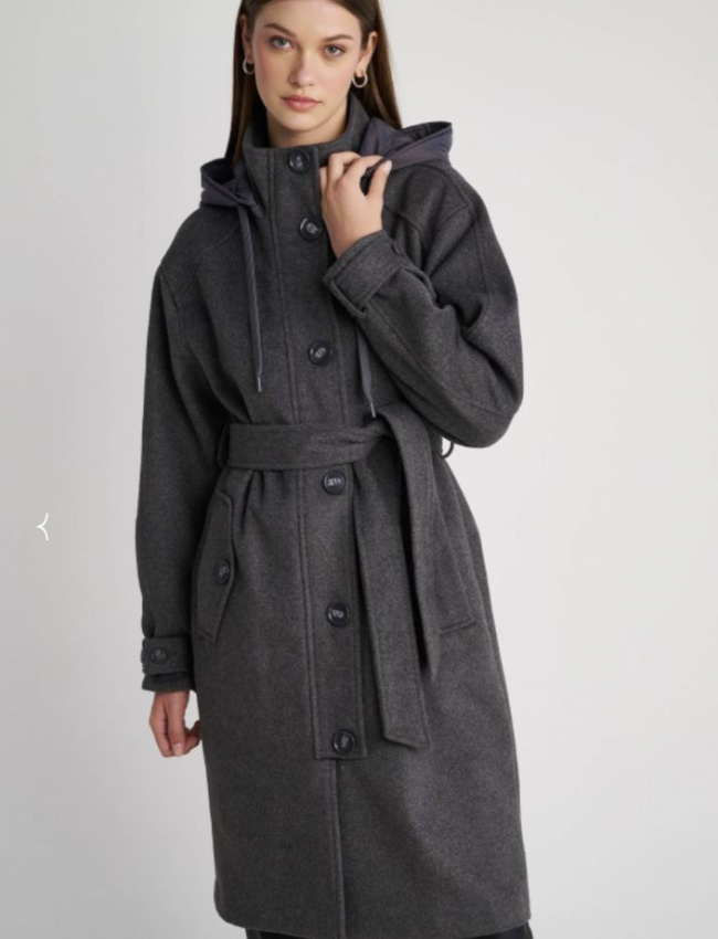 Γκρι μάλλινο oversized παλτό τύπου military σε ίσια γραμμή, με αποσπώμενη κουκούλα στον όρθιο γιακά, μπροστινές τσέπες με κουμπιά και αποσπώμενη υφασμάτινη ζώνη Attrattivo