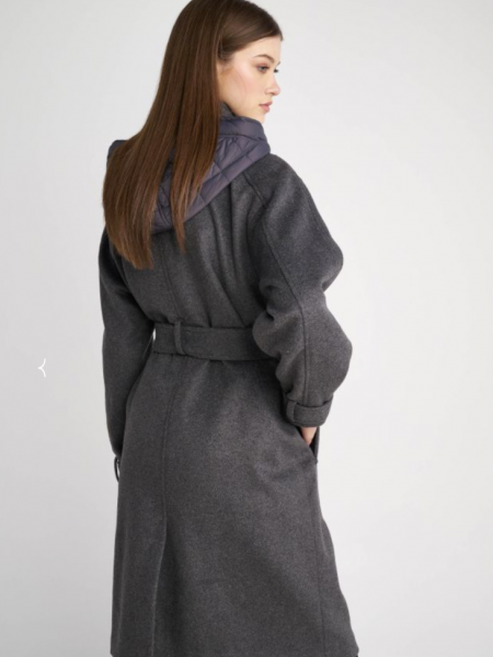 Γκρι μάλλινο oversized παλτό τύπου military σε ίσια γραμμή, με αποσπώμενη κουκούλα στον όρθιο γιακά, μπροστινές τσέπες με κουμπιά και αποσπώμενη υφασμάτινη ζώνη Attrattivo