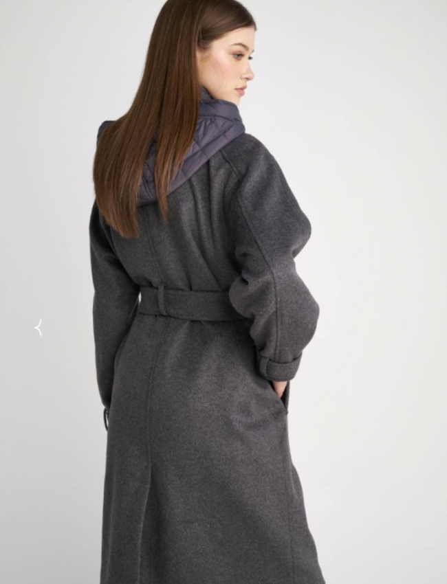 Γκρι μάλλινο oversized παλτό τύπου military σε ίσια γραμμή, με αποσπώμενη κουκούλα στον όρθιο γιακά, μπροστινές τσέπες με κουμπιά και αποσπώμενη υφασμάτινη ζώνη Attrattivo