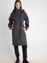 Γκρι μάλλινο oversized παλτό τύπου military σε ίσια γραμμή, με αποσπώμενη κουκούλα στον όρθιο γιακά, μπροστινές τσέπες με κουμπιά και αποσπώμενη υφασμάτινη ζώνη Attrattivo