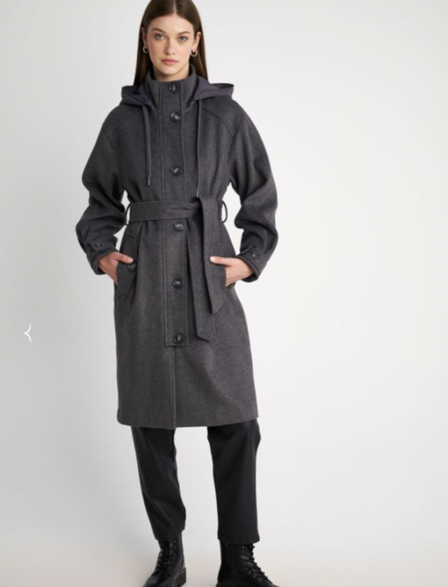 Γκρι μάλλινο oversized παλτό τύπου military σε ίσια γραμμή, με αποσπώμενη κουκούλα στον όρθιο γιακά, μπροστινές τσέπες με κουμπιά και αποσπώμενη υφασμάτινη ζώνη Attrattivo